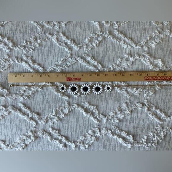 Adorable Daisy Necklace Black White‎ Flower Necklace - Picture 3 of 3